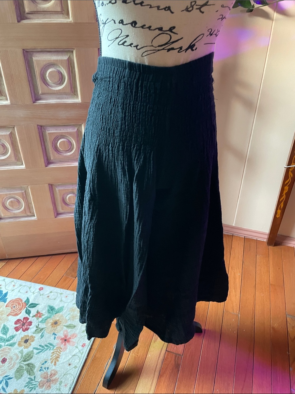 Women's Black Textured Midi pants